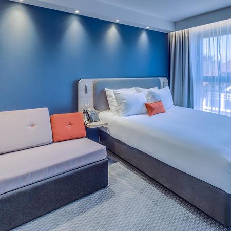 Holiday Inn Express - Fleet By Ihg Exterior photo