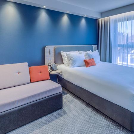 Holiday Inn Express - Fleet By Ihg Exterior photo