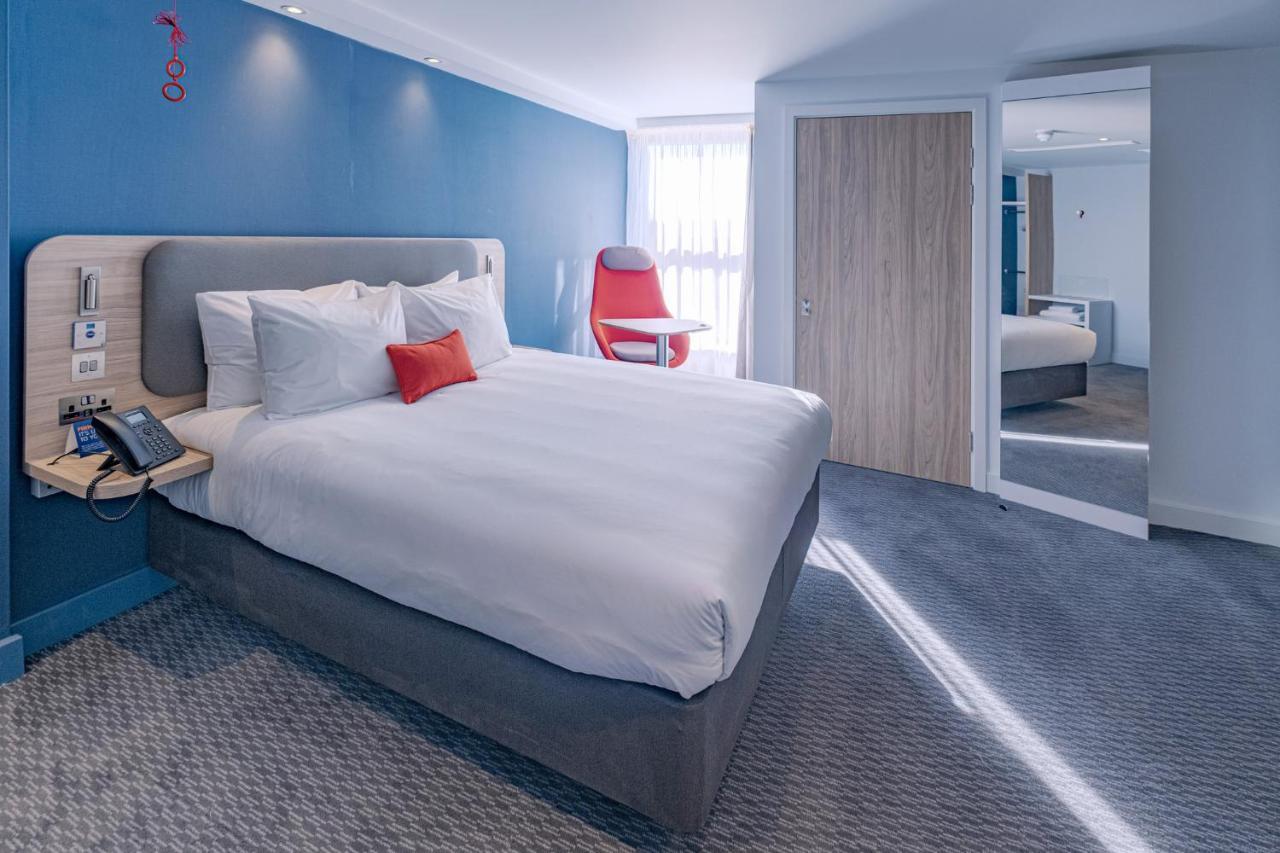 Holiday Inn Express - Fleet By Ihg Exterior photo