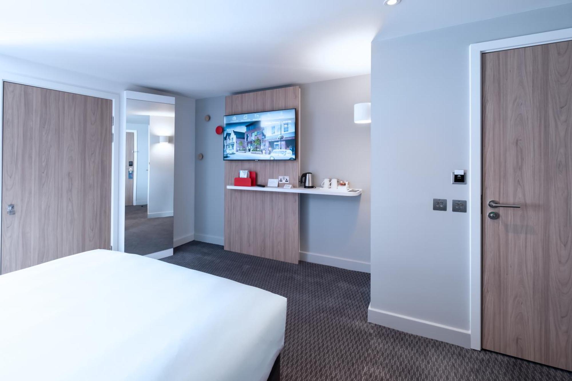 Holiday Inn Express - Fleet By Ihg Exterior photo