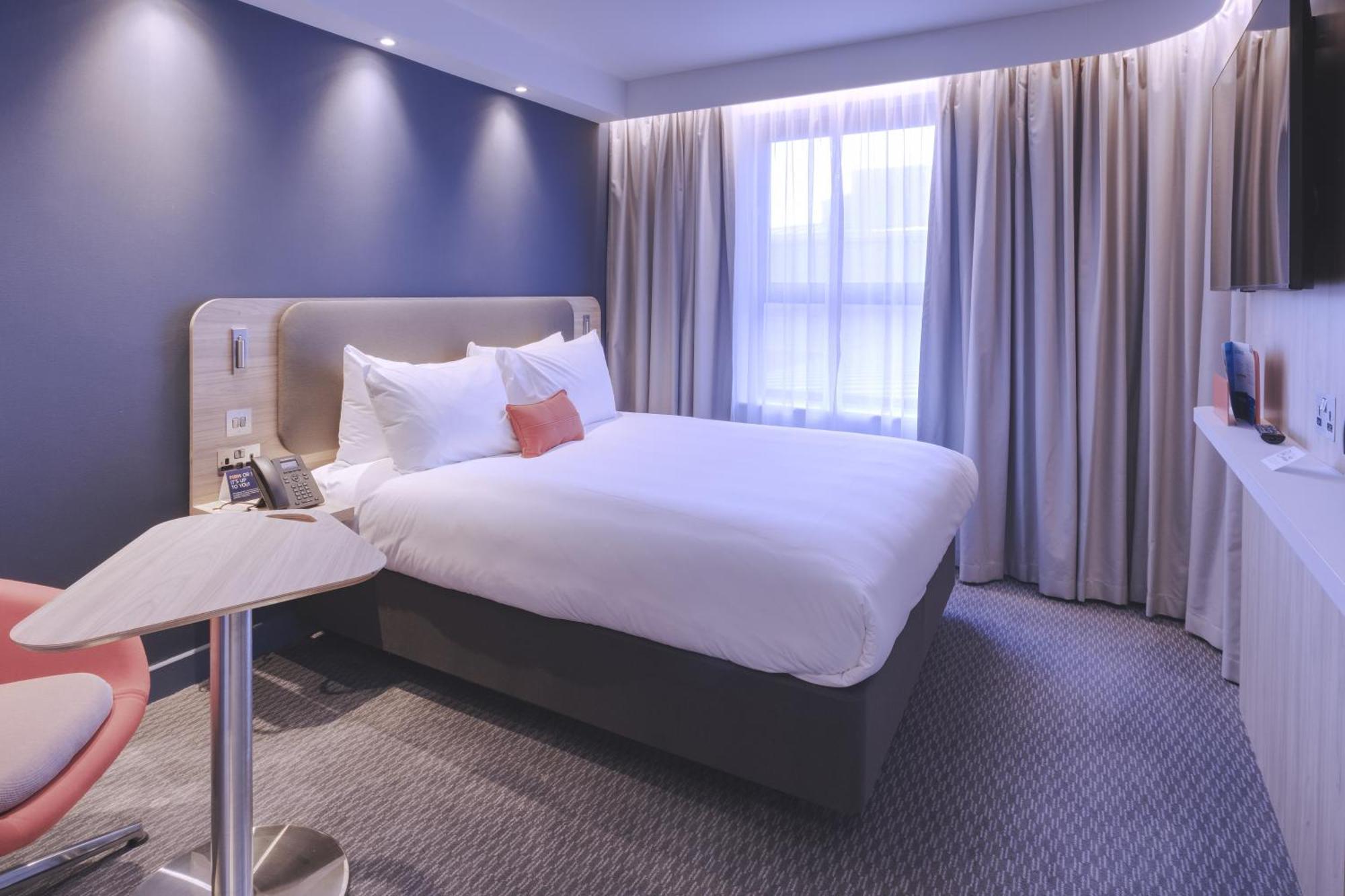 Holiday Inn Express - Fleet By Ihg Exterior photo