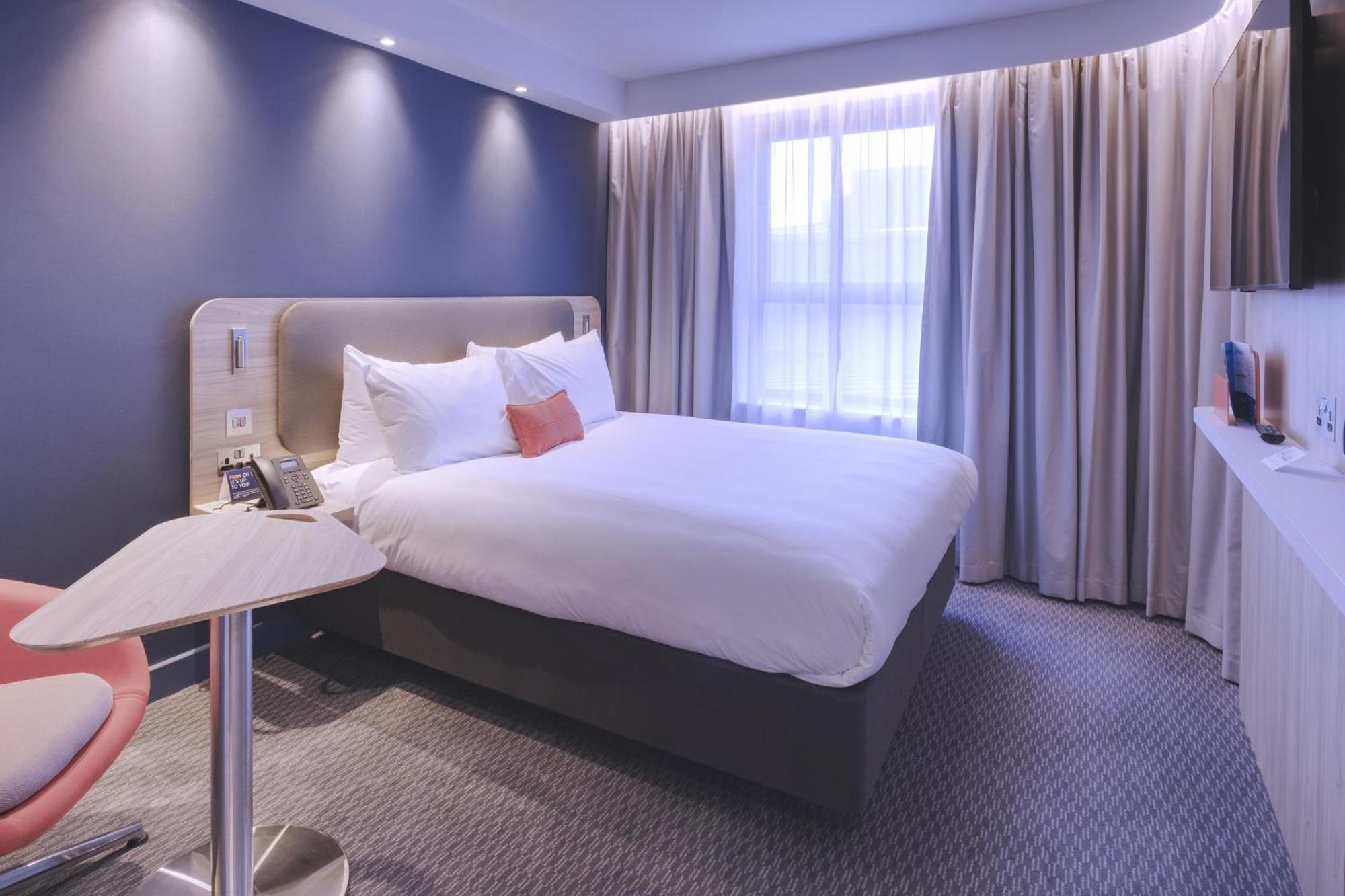Holiday Inn Express - Fleet By Ihg Exterior photo