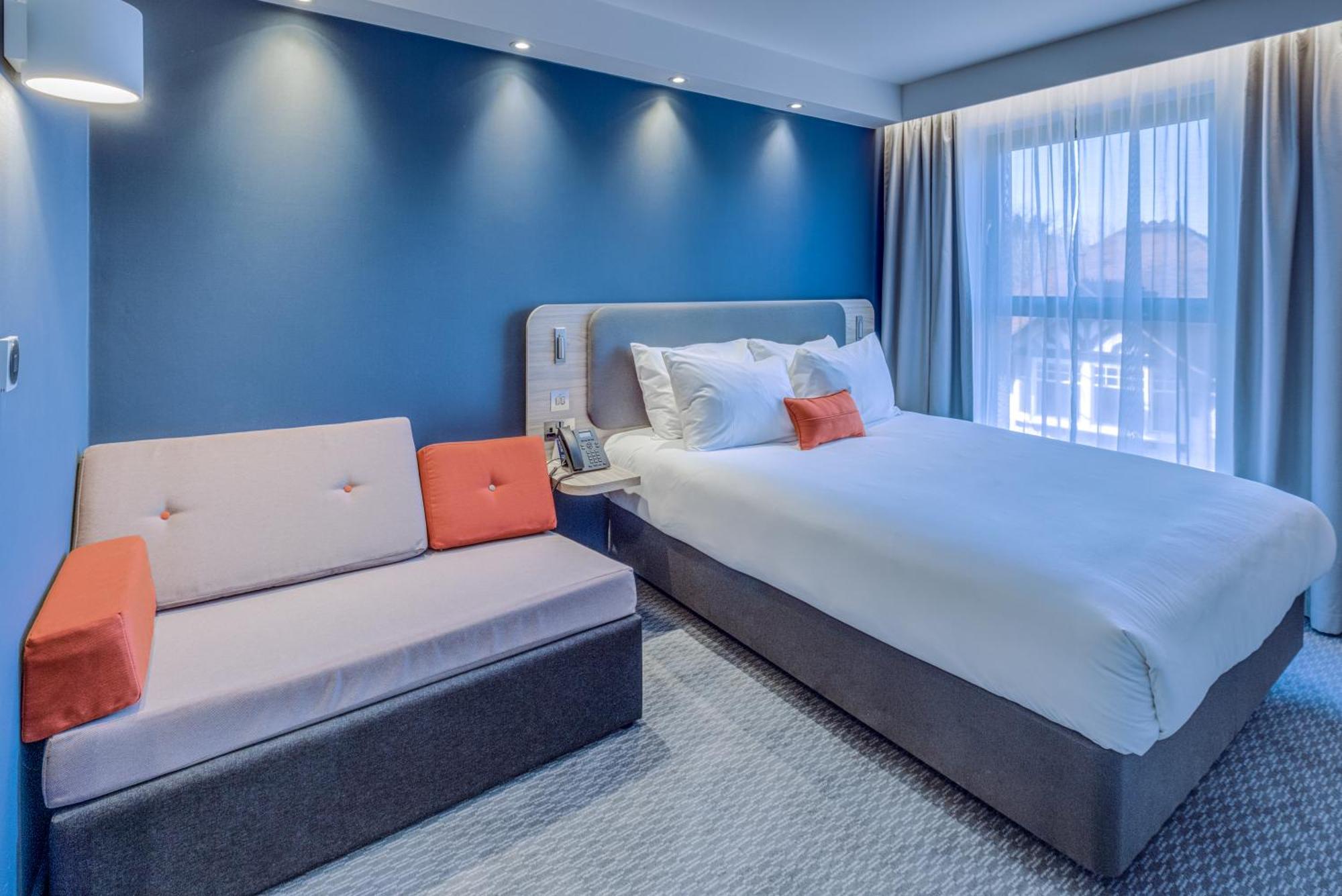 Holiday Inn Express - Fleet By Ihg Exterior photo